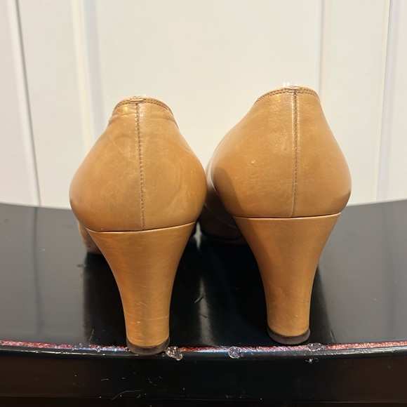 VTG Salvatore Ferragamo Leather Pumps Gold Tone Emblem Italy Size 10 - Picture 5 of 9